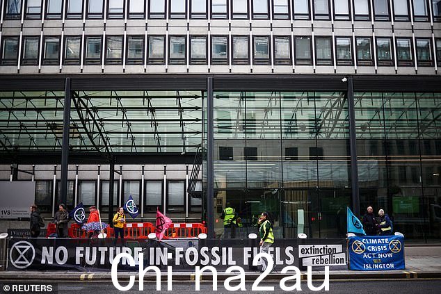 XR 今天早上站在能源安全部和 Net Zero 大楼外