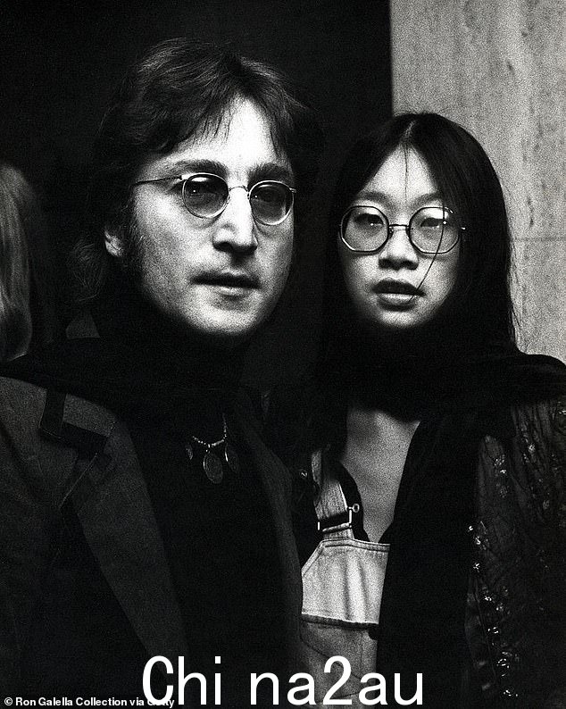更快乐的时光:1974 年 3 月,当时 23 岁的 Pang 与披头士约翰列侬的合影