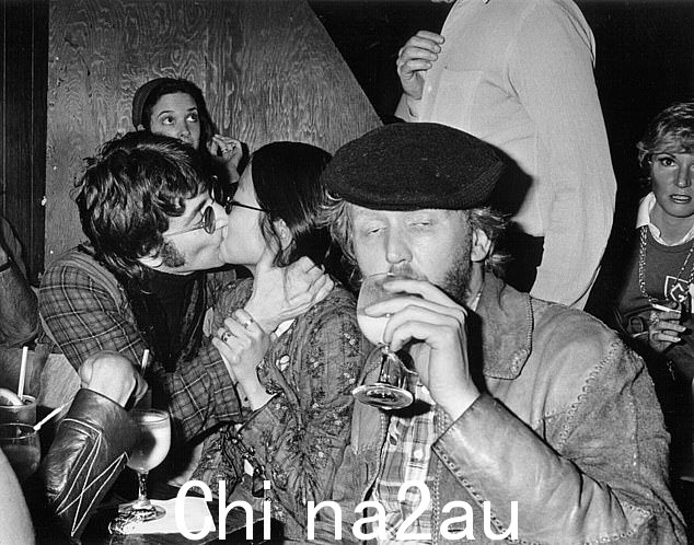著名的吻戏:1974年列侬和庞在游吟诗人的热吻;这张照片让他们的恋情在当时广为人知