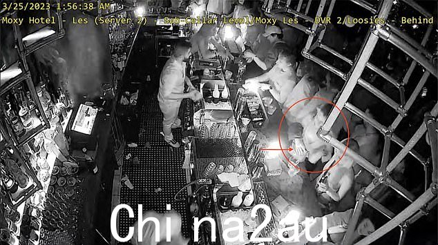 这些照片,律师声称,展示了她如何去泡吧,在 3 月 25 日涉嫌袭击后喝醉了