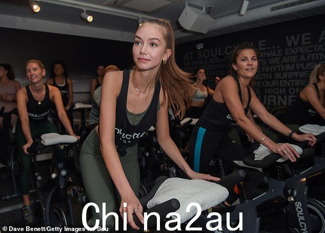 名人自行车手:模特 Josie Lane 在 SoulCycle 锻炼,这是一个非常时尚的自行车健身房,米歇尔奥巴马在美国和贝克汉姆的粉丝中享有盛誉