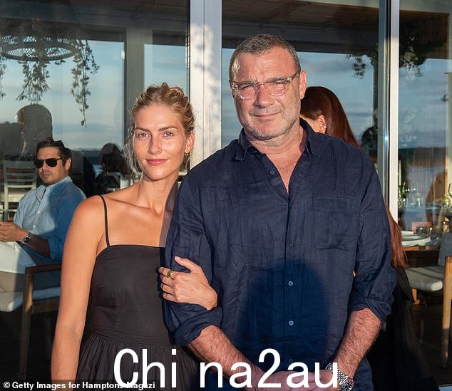 55 岁的 Liev Schreiber 和 31 岁的长期女友 Taylor Neisen 即将迎来他们的第一个孩子,DailyMail.com 可以透露