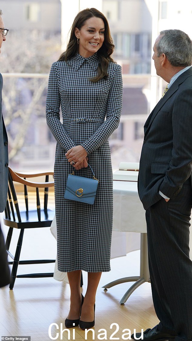 2022 年 12 月,凯特·米德尔顿 (Kate Middleton) 在波士顿进行为期三天的游览,参观了哈佛大学儿童发育中心,专注于她早年的研究。她与艾米莉亚·维克斯特德 (Emilia Wickstead) 的“迈尔斯”合作千鸟格连衣裙(1,150 英镑)搭配 Mulberry ‘Harlow’ 蓝色手袋