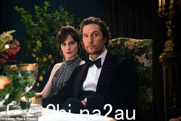 Storyline: The Gentleman 讲述了一位大麻大亨 (Matthew McConaughey) 试图卖掉他盈利的大麻帝国的故事(与联合主演米歇尔·道克瑞合影)