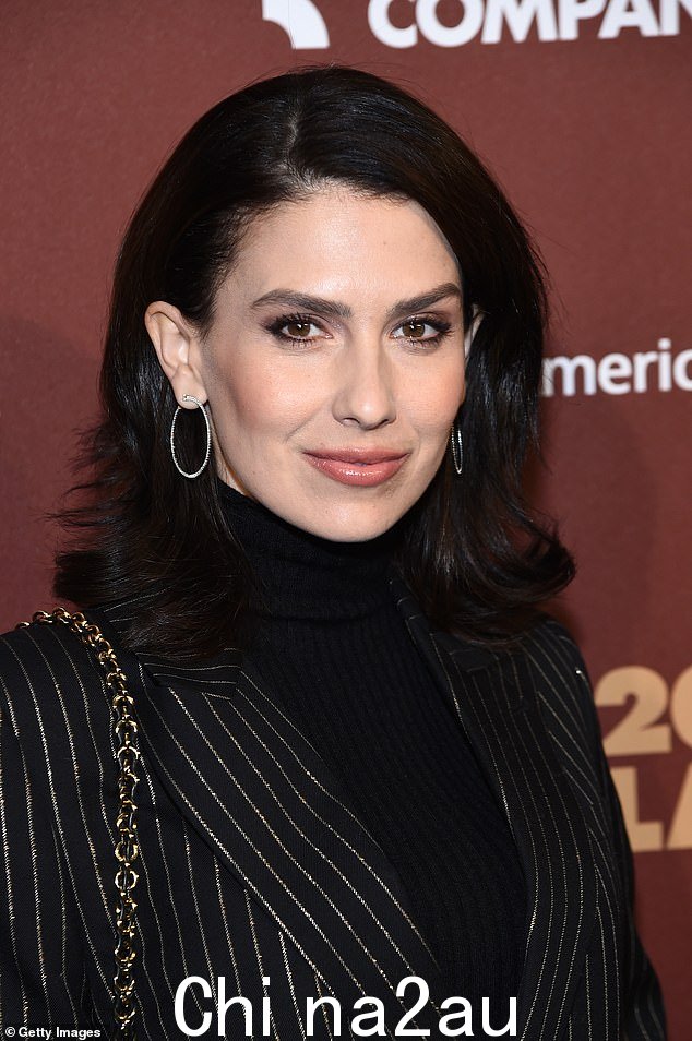 谁是 Hilaria Baldwin?当她的演员丈夫亚历克的枪击案被驳回时,深入了解这位瑜伽教练和七个孩子的母亲的生活