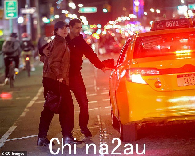 场景:Riz 和 Lily 在他催促她上出租车之前的场景中似乎正在穿过街道