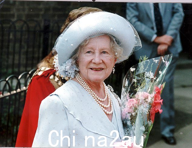 女王的母亲于 1990 年参观了位于坎宁镇的 Hallsville 学校 - 在她著名的闪电战中访问被炸弹蹂躏的伦敦东区 50 年后