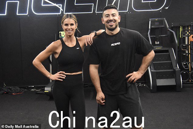 Candice 每周在 Acero 健身房与名人 PT Jono Castano 一起训练三次(右)