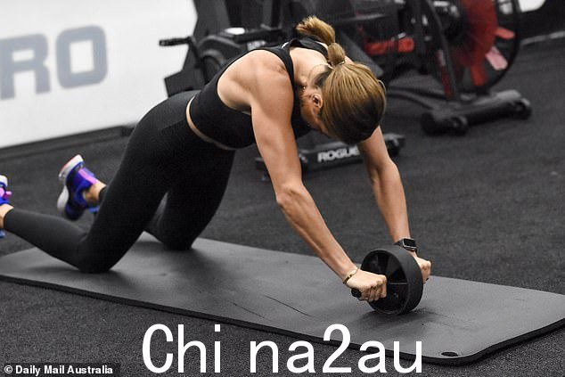 在与名人教练 Jono Castano 进行了 45 分钟的全身锻炼后,前钢铁女侠 Candice Warner(如图)几乎没有流汗
