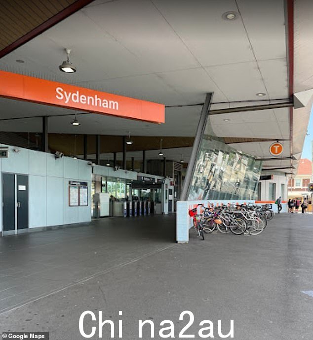 新南威尔士州警方于周六凌晨 2 点左右在悉尼内西区的 Sydenham 火车站回应了一名醉酒男子的报告