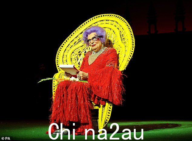 Barry Humphries(摄于 2013 年)死于髋关节手术并发症。这位喜剧传奇人物以其另一个自我埃德娜·埃弗雷奇 (Dame Edna Everage) 而闻名nd Les Patterson 爵士