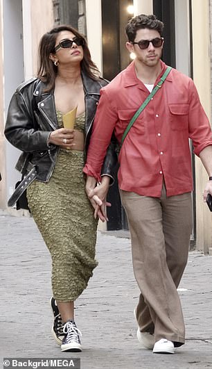 额外细节:Priyanka 穿着一双黑色匡威运动鞋保持舒适,同时添加了一副太阳镜来搭配