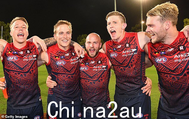 James Harmes, Bernie Vince, Nathan Jones, Sam Frost 和 Jack Watts of the Demons 在 2017 年爱丽丝泉的比赛中穿着 Indigenous Round 球衣