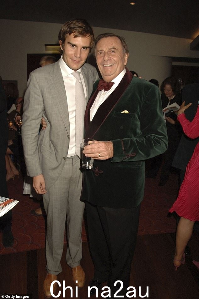 2018 年,巴里·汉弗莱斯 (Barry Humphries) 与他的儿子奥斯卡(以上两人合计)发生了公开争吵,当时这位年轻的艺术品经销商在网上宣布他已被剥夺了父亲的遗产。他宣布他放弃了他著名的姓氏,取而代之的是被称为奥斯卡·瓦伦丁” 2018 年,这位年轻的艺术品经销商在网上宣布他已被剥夺了父亲的遗产。他宣布他将放弃他著名的姓氏,取而代之的是奥斯卡瓦伦丁</p><p class=