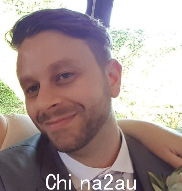 Stephen Wright 博士,32 岁,(如图)在接受第一剂 Covid-19 注射后十天死亡