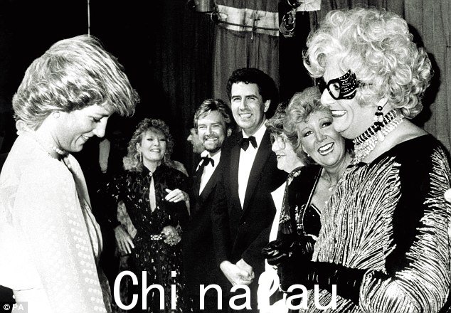 1987 年,戴安娜王妃在伦敦钯金剧院排队时与汉弗莱斯会面