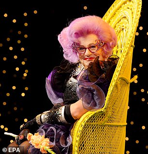 Barry Humphries 和 Paul O'Grady 因异装癖而出名,拥有强大的女性自尊
