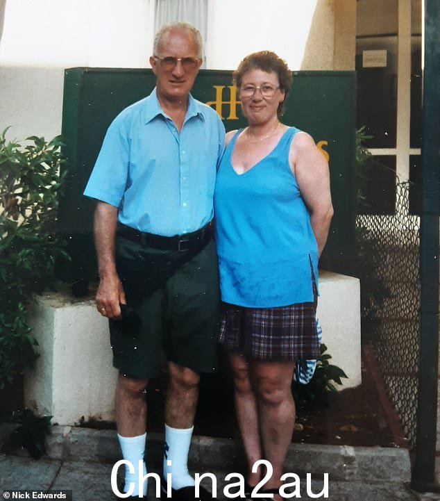 退休的健康和安全主管 Alan Bywater,77 岁,来自西米德兰兹郡的 Smethwick,损失了 3,640 英镑。他与妻子 Sheila 合影,右