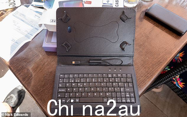 图:卖给 Ged Varley 和他的妻子 Sue 的电子平板电脑和键盘盒特内里费岛并交出信用卡详细信息
