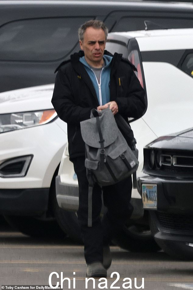 导演 Joel Souza,如图所示,将监督复活的制作