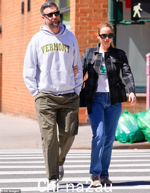 Lovebirds:这两只爱情鸟于 2019 年首次被确认约会,并于次年在罗德岛举行的浪漫仪式上正式表示“我愿意”; Jennifer 和 Cooke 本月早些时候在纽约看到