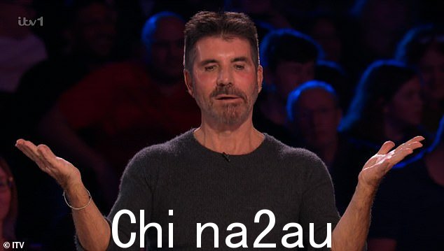 脸红?英国达人秀试镜观众中一位大胆的成员试图在周六晚上的剧集中羞辱 63 岁的西蒙考威尔