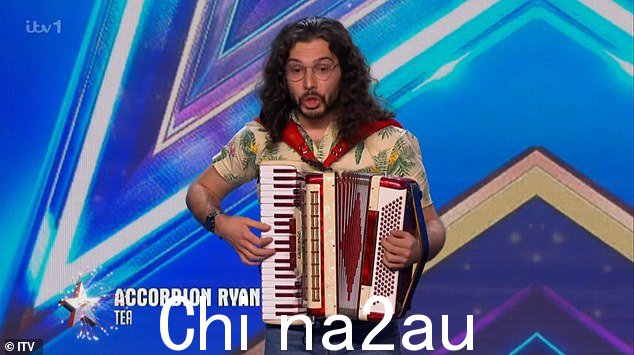 充满希望:这一集的第一幕是 Accordion Ryan,一位美国本地人,他告诉西蒙他在试镜时住在奥地利维也纳