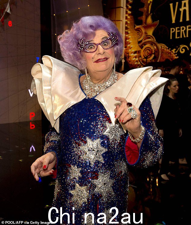Humphries 在 2013 年 11 月饰演 Dame Edna