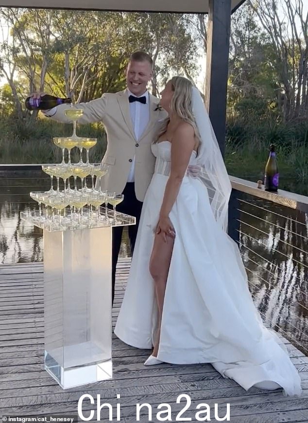 宾夕法尼亚州学士radise couple Alisha Aitken-Radburn 和 Glenn Smith 在浪漫的海滨婚礼上结婚,周围都是真人秀明星