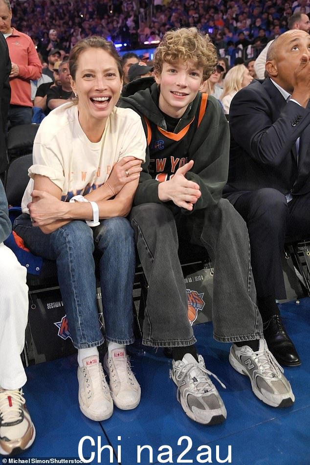 54 岁的长期超级名模克里斯蒂·特林顿 (Christy Turlington) 和 17 岁的儿子芬恩·伯恩斯 (Finn Burns) 一起参加了所有的高飞行动,她与丈夫、演员兼导演爱德华·伯恩斯 (Edward Burns) 分享了儿子