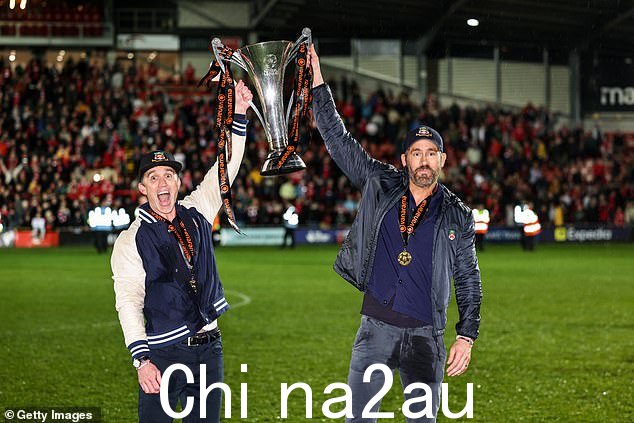 成功! Rob McElhenney 和 Ryan Reynolds 自豪地在雷克瑟姆捧起 Vanarama 联赛奖杯,球迷们庆祝重返英格兰足球联赛