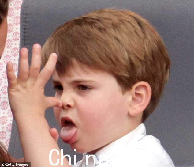 Louis 的搞笑照片已经出现在社交媒体上a as people think he is hilarious