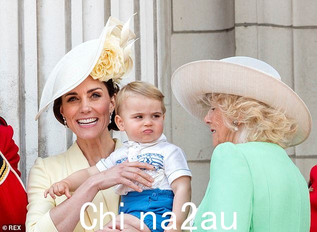Louis 在 6 月的皇家阅兵仪式上向卡米拉女王做了鬼脸