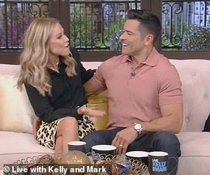 Kelly 也承认 Mark 有时会太粘人。在向 Carter 博士询问夫妻如何 24/7 全天候在一起的技巧后,她说她“有时”自己也在为此挣扎” class =