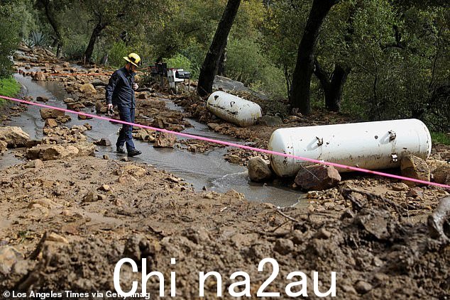 Montecito 在 1 月份遭受了大雨,这似乎是导致在 Santa Rosa Lane 修建隔离墙的原因