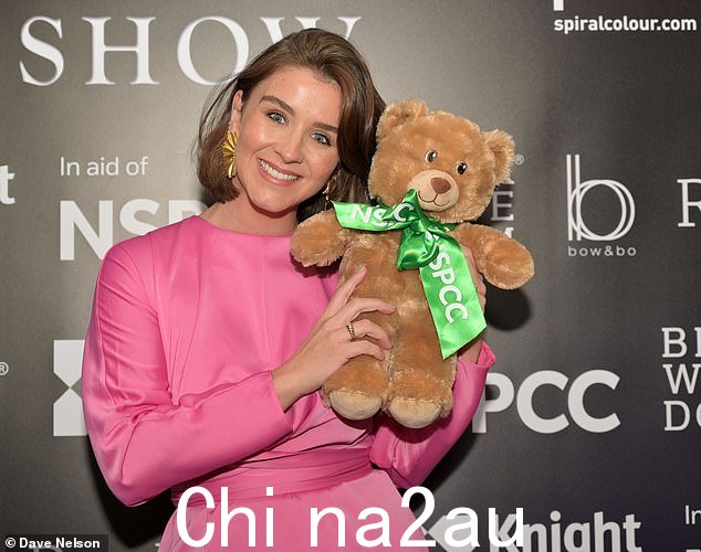 喜气洋洋:在活动中,Brooke 与泰迪熊合影,泰迪熊为慈善机构 NSPCC