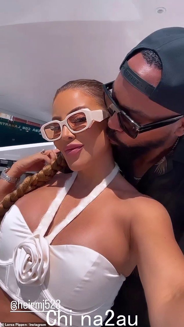 吻我!Larsa 周五还在她的 Instagram Stories 上分享了她和 32 岁男友 Marcus Jordan 的简短片段,据报道她有一天可能会和他结婚