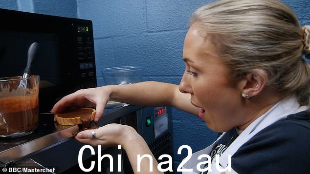 错误:她做的糕点太薄太脆,所以当她试图移动它时,它碎裂到地板上,到处都是甜馅