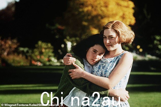 Kate 和 Melanie 在 Peter Jackson 1994 年的电影 Heavenly Creatures(如图)中共同出演并首次亮相。这部新西兰电影是一部传记心理剧,讲述了两个年轻女性相互发展出一种迷恋的关系