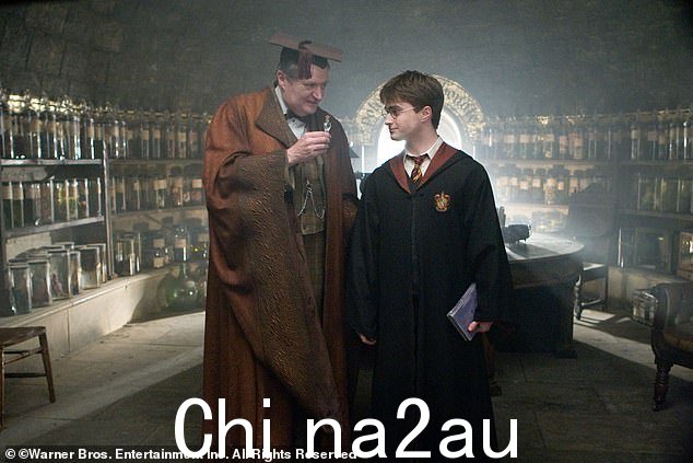 Jim Broadbent 饰演 Horace Slughorn 教授,旁边是 Daniel Radcliffe 饰演哈利波特