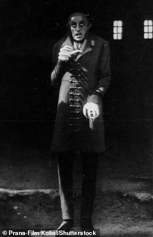 Nosferatu 于 1922 年发布,至今仍是经久不衰的经典。这是一个非官方的德古拉改编,但仍然激怒了 Bram Stoker 的遗孀,促使法院下令销毁它