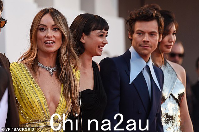 被背叛:上个月有报道称王尔德感觉被她的“朋友”艾米丽“背叛”了——并认为这位模特勾搭哈利打破了女性守则;王尔德和哈利een in 2022