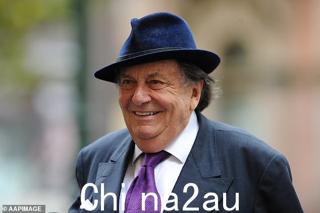 墨尔本出生的喜剧传奇人物 Barry Humphries(2017 年 3 月 17 日摄于悉尼)的家人正在与维多利亚州政府讨论举行国葬的可能性