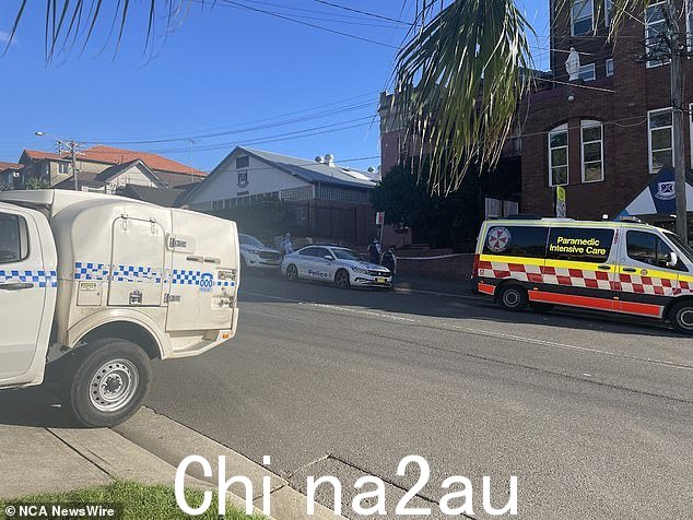 警察和护理人员到场(如图),在公寓楼外拍摄到至少三辆警车和一辆救护车