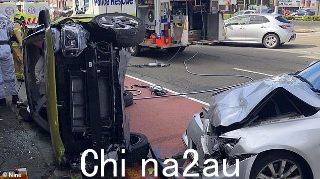 周一多车事故导致一辆汽车翻车后,多车相撞(如图)引发悉尼一条主要道路的交通混乱