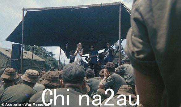 Little Pattie 和 Col Joye 是在越南为澳大利亚士兵表演的澳大利亚艺人。1966 年,两人都在 Nui Dat 的舞台上合影