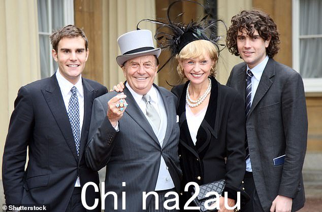 Barry Humphries 将他与 Lizzie Spender 的第四次婚姻描述为“非常幸运”。上图是喜剧演员与他的儿子奥斯卡和鲁珀特在白金汉宫举行的 2007 年 CBE 授勋仪式