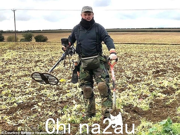 Matthew Hepworth,48 岁,在搜索田地时发现了珠宝
