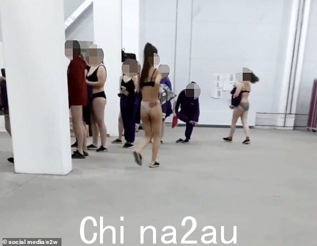 暴露的女性排队接受进一步的安全检查。男工也被搜身,据报道
