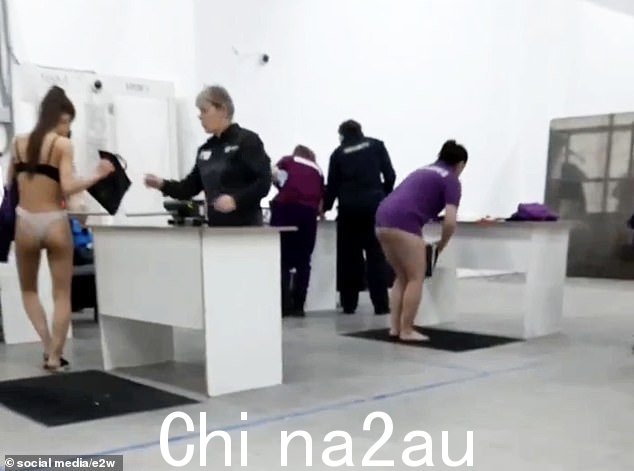 据报道,视频显示女性检查员搜身,但男性也受到仪式